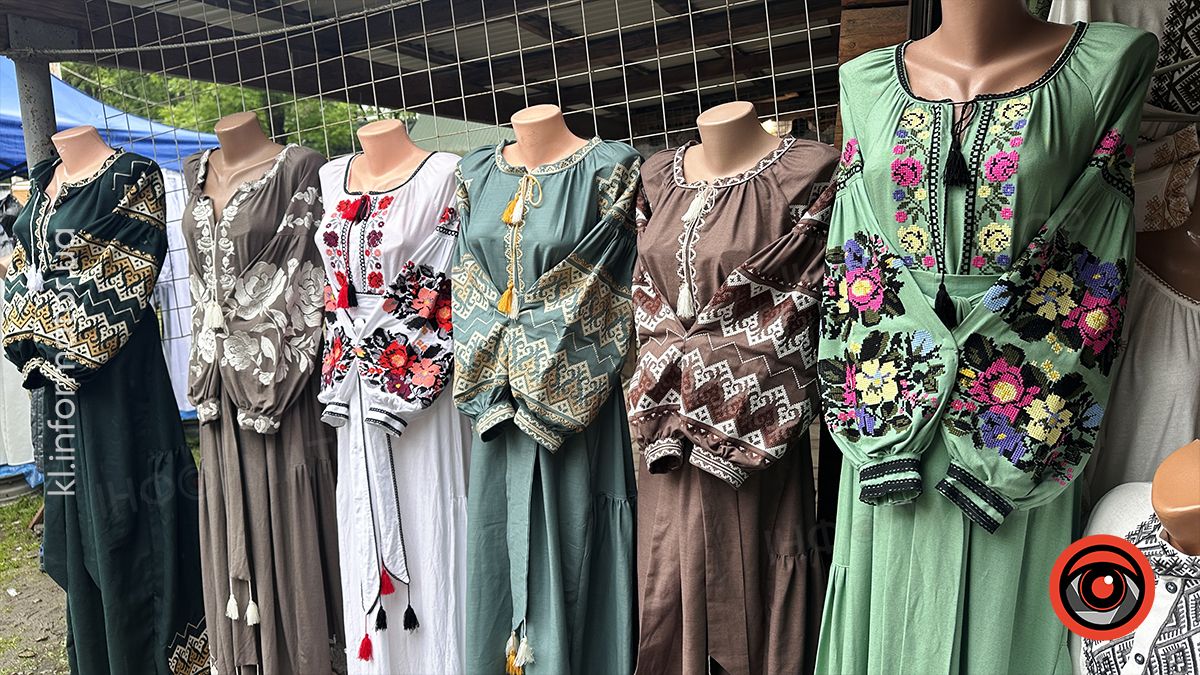 Скільки коштують вишиті сорочки в Коломиї напередодні Дня вишиванки 9