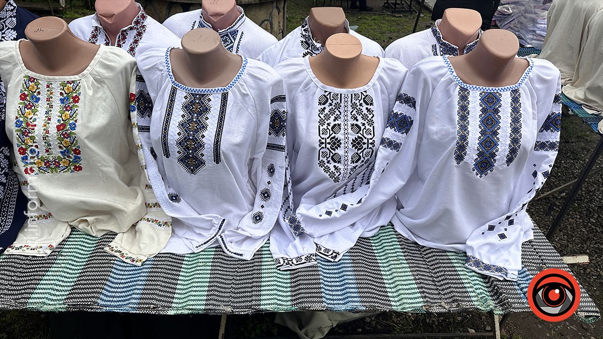 Скільки коштують вишиті сорочки в Коломиї напередодні Дня вишиванки 4