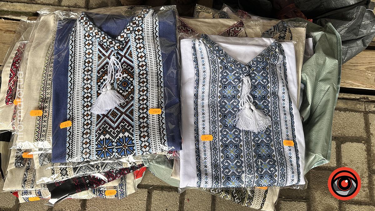 Скільки коштують вишиті сорочки в Коломиї напередодні Дня вишиванки 8