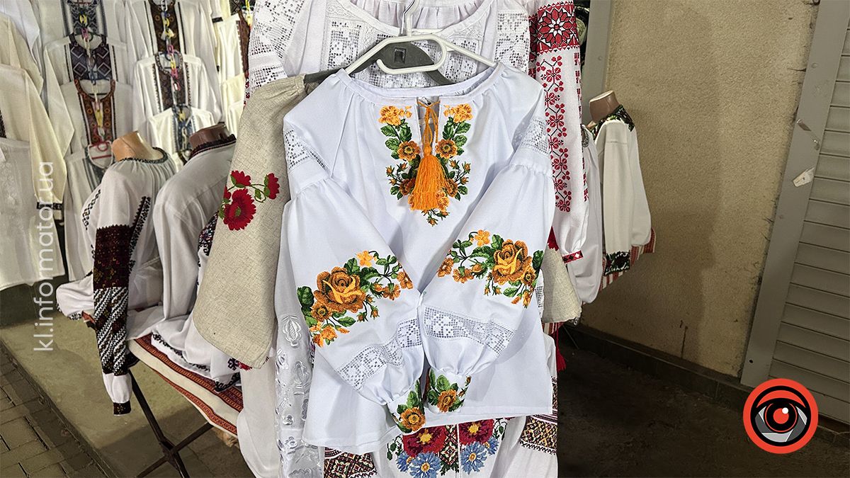 Скільки коштують вишиті сорочки в Коломиї напередодні Дня вишиванки 17
