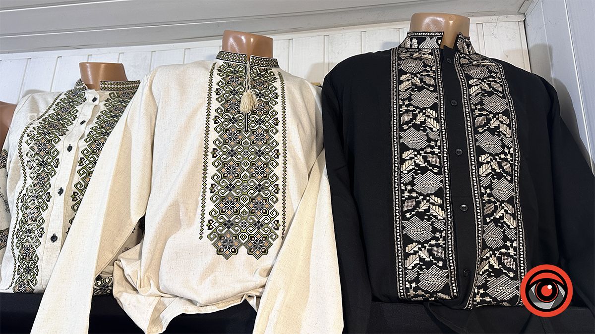 Скільки коштують вишиті сорочки в Коломиї напередодні Дня вишиванки 12