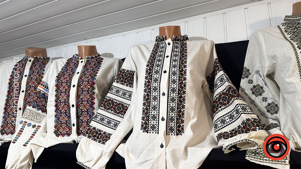 Скільки коштують вишиті сорочки в Коломиї напередодні Дня вишиванки 19