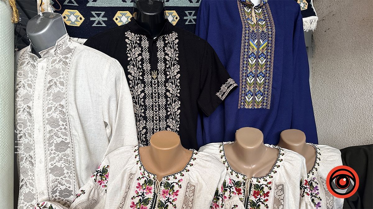 Скільки коштують вишиті сорочки в Коломиї напередодні Дня вишиванки 16