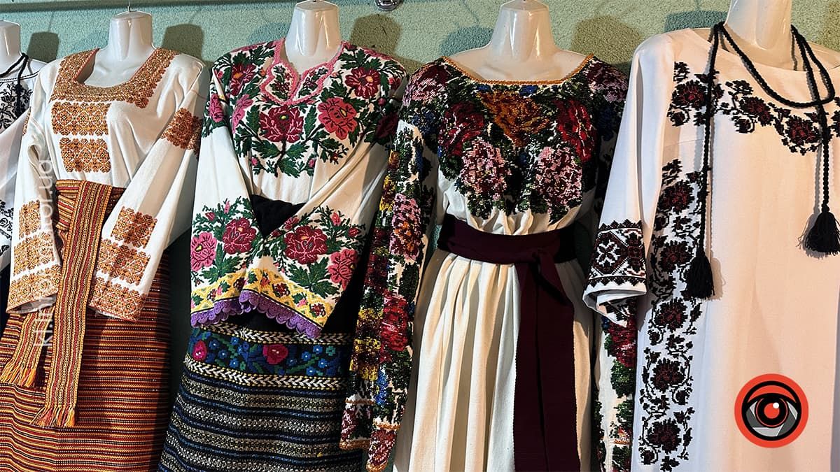 Скільки коштують вишиті сорочки в Коломиї напередодні Дня вишиванки 10