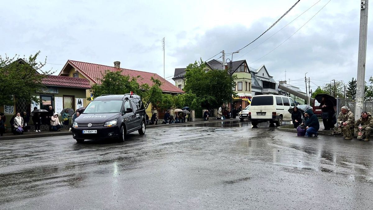 У Городенці зустріли скорботний кортеж з тілом Мирослава Кочерги 1