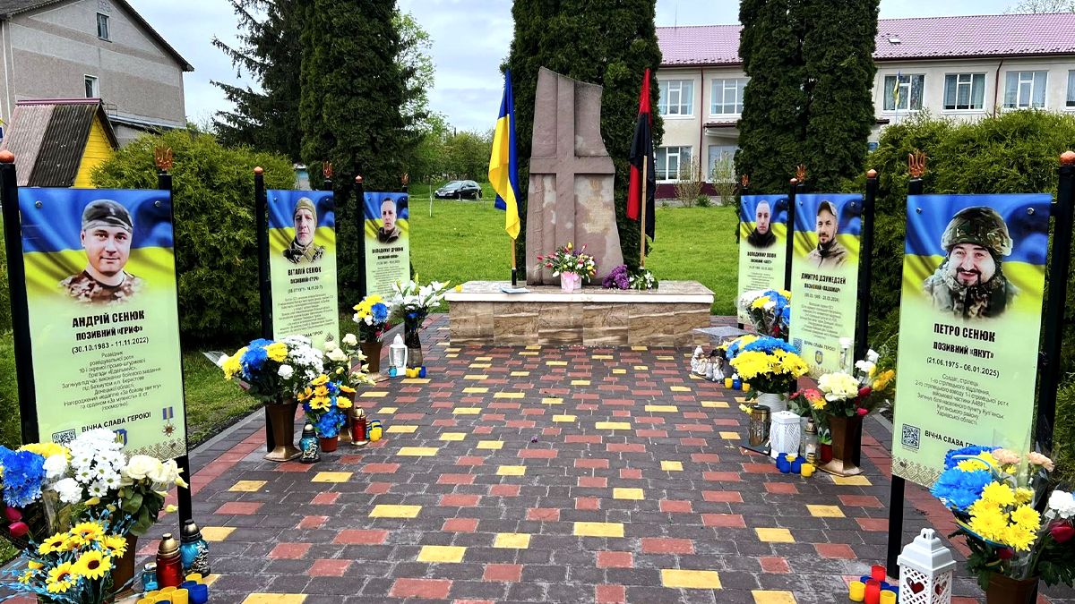 У селі Острівець, що на Городенківщині, відкрили Алею Героїв