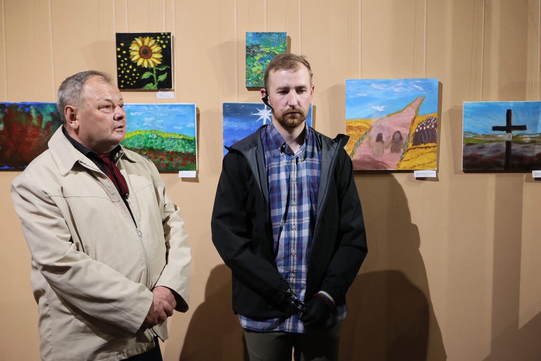 Втратив обидві руки, але зберіг силу творити й надихати: на Прикарпатті відкрили виставку ветерана ЗСУ 2