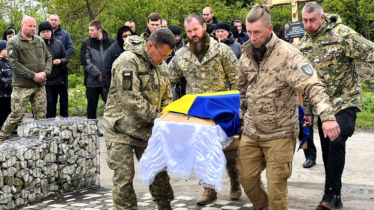 На Городенківщині попрощалися з загиблим воїном Мирославом Кочергою 8