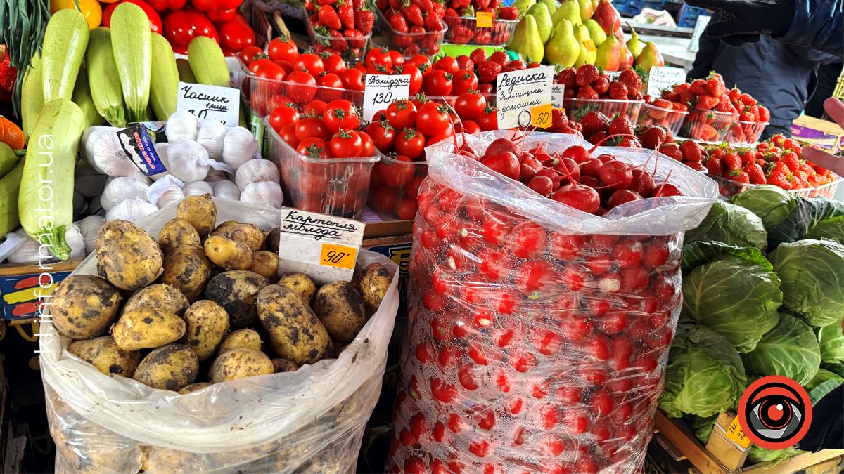 Скільки коштують "молоді" овочі на ринку в Коломиї 2