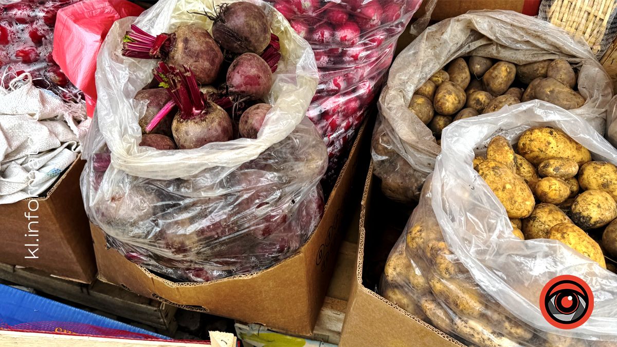 Скільки коштують "молоді" овочі на ринку в Коломиї 1