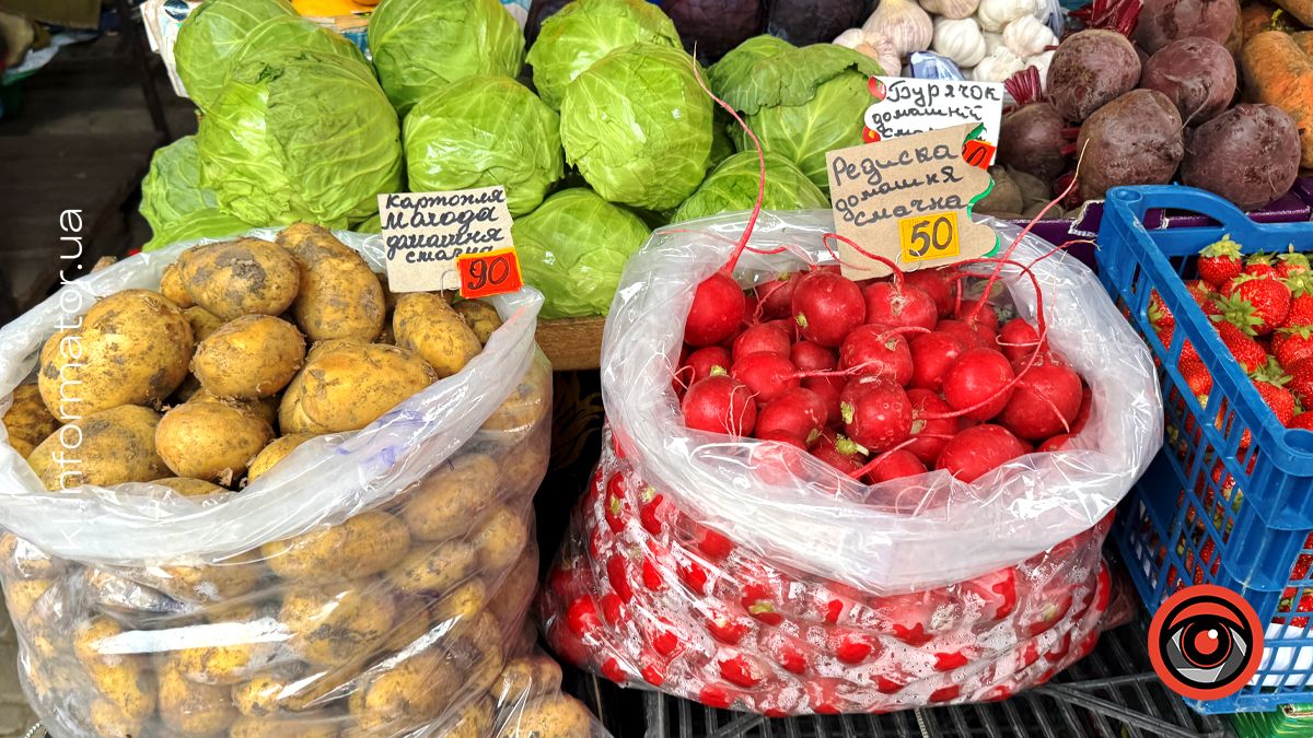 Скільки коштують "молоді" овочі на ринку в Коломиї