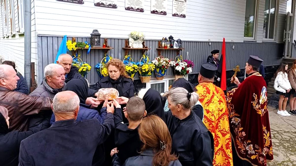 У Делятинській громаді відкрили та освятилимеморіальні дошки захисникам 1