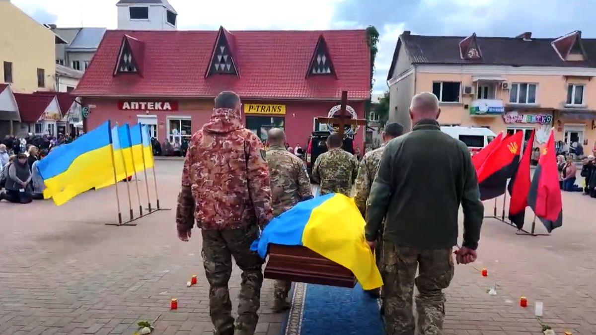 У Косові зустріли скорботний кортеж з тілом Романа Чокинюка 5