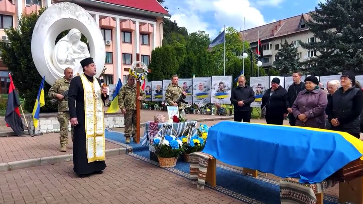 У Косові зустріли скорботний кортеж з тілом Романа Чокинюка 4