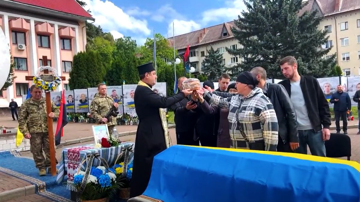 У Косові зустріли скорботний кортеж з тілом Романа Чокинюка 3