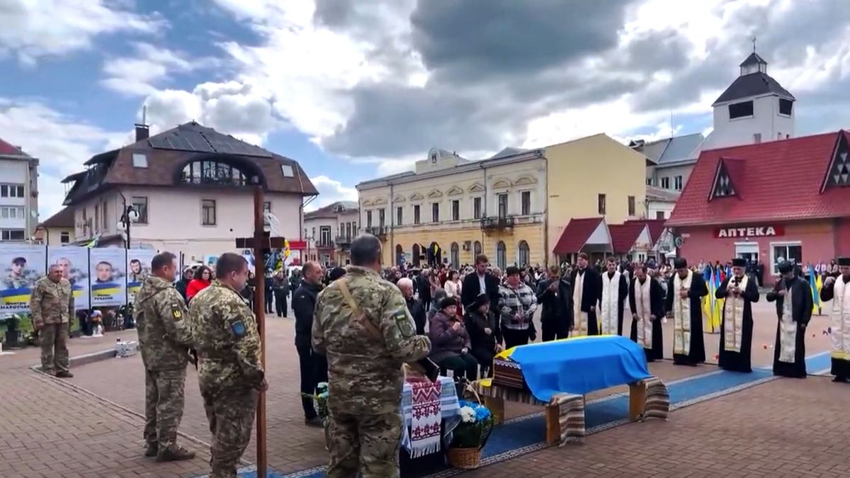 У Косові зустріли скорботний кортеж з тілом Романа Чокинюка 2