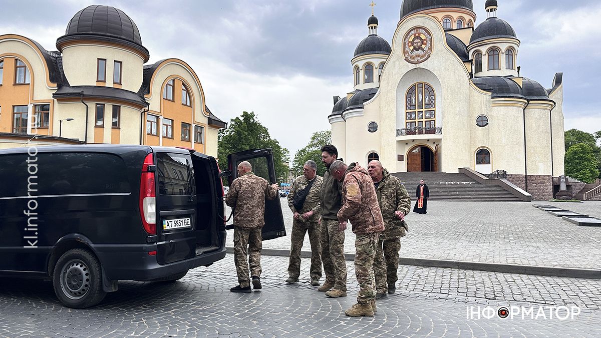 На вічний спочинок до Коломиї повернувся воїн Віктор Балатюк 3