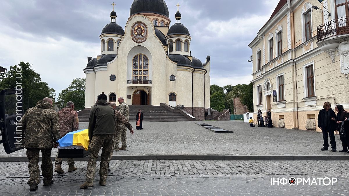 На вічний спочинок до Коломиї повернувся воїн Віктор Балатюк 5