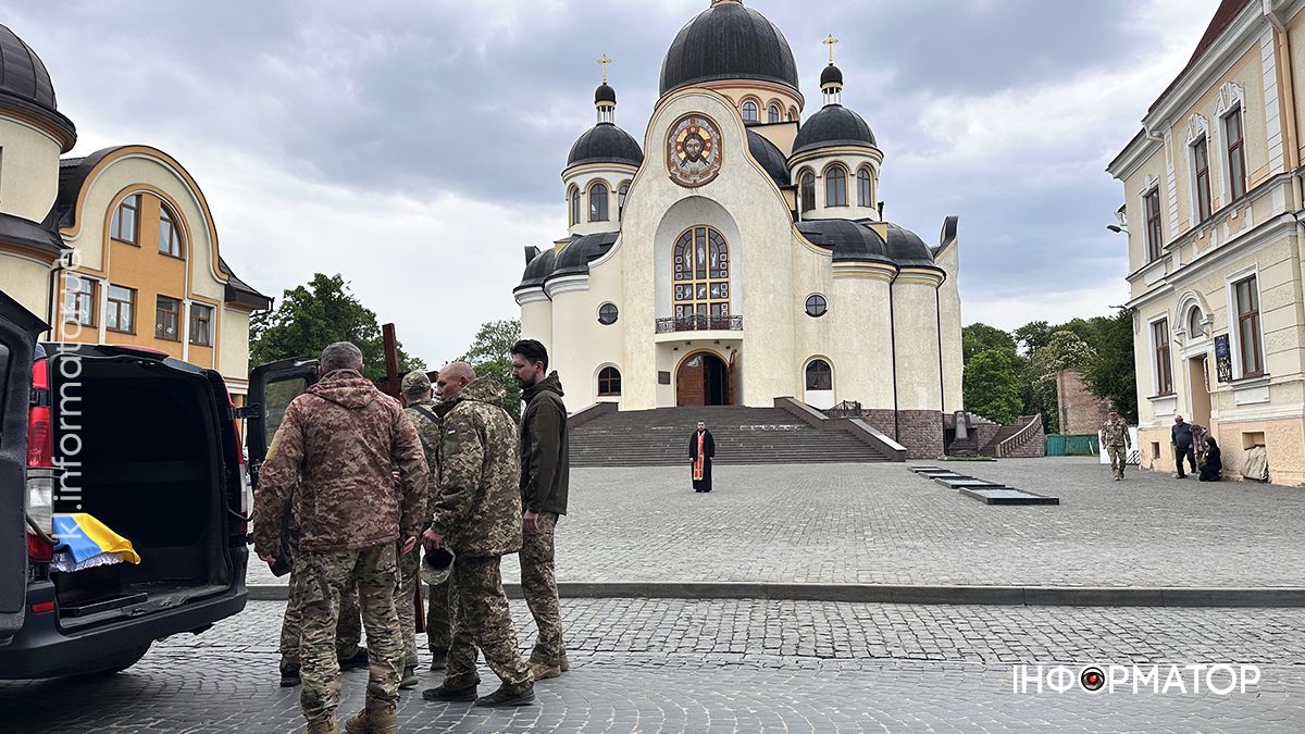 На вічний спочинок до Коломиї повернувся воїн Віктор Балатюк 4