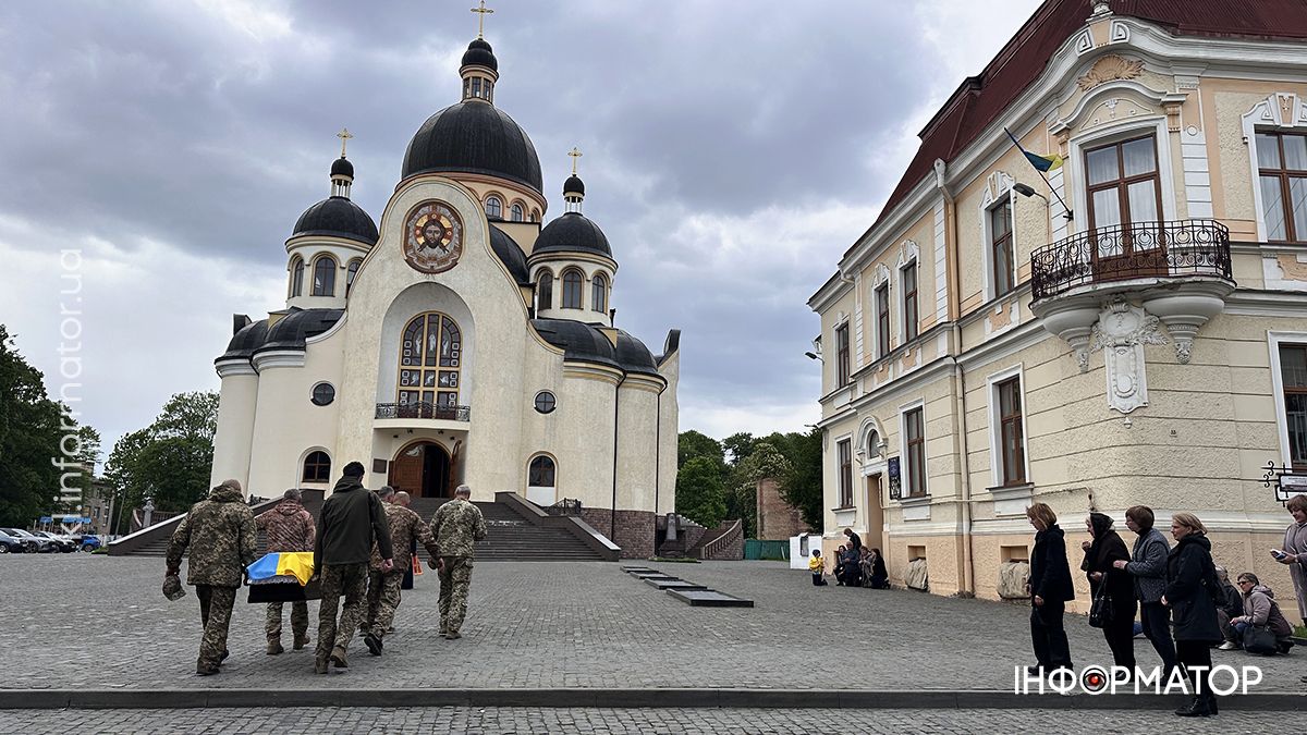 На вічний спочинок до Коломиї повернувся воїн Віктор Балатюк 6