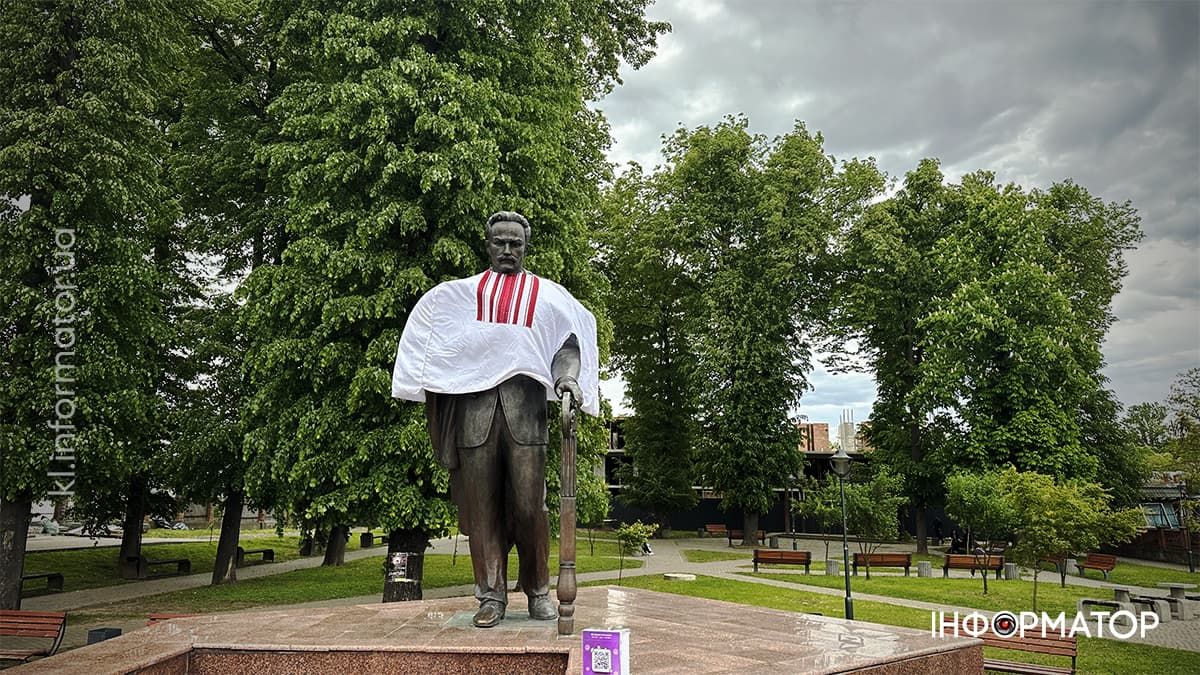 У Коломиї традиційно одягнули у вишиванку пам'ятник Івану Франку 1