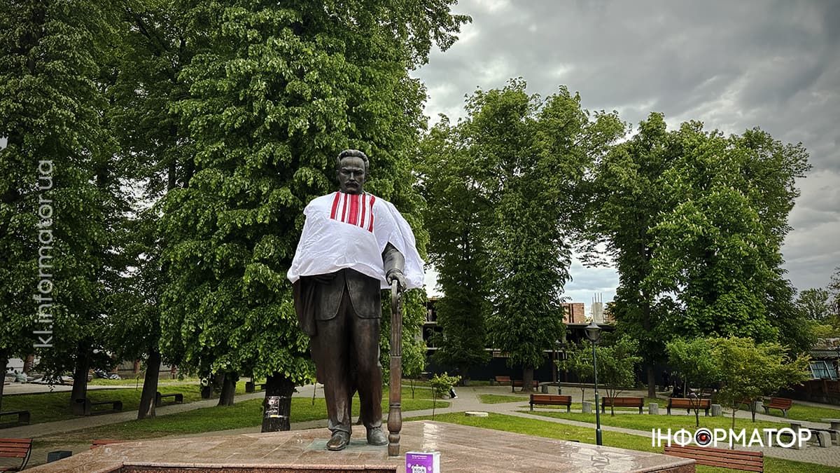 У Коломиї традиційно одягнули у вишиванку пам'ятник Івану Франку 2