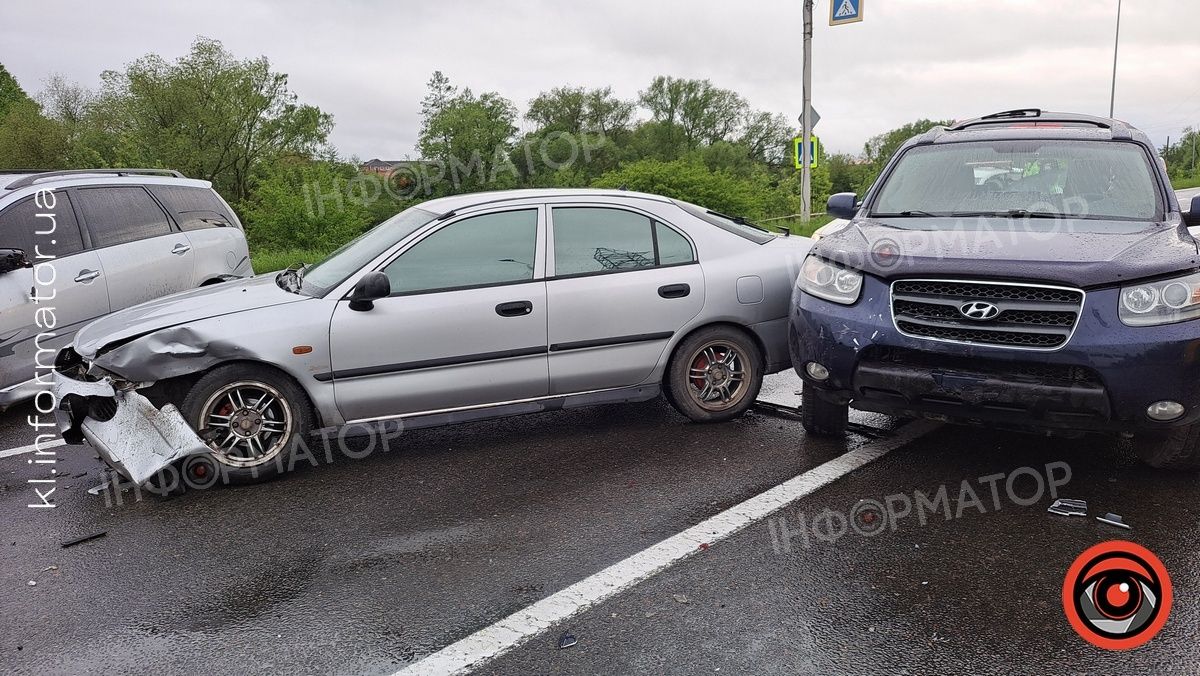 Під Коломиєю у автотрощі пошкоджено одразу 4 авто 5