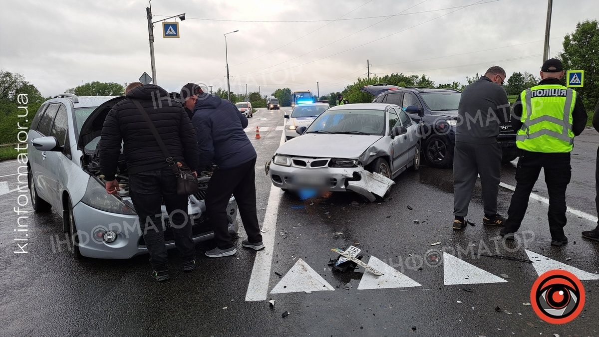 Під Коломиєю у автотрощі пошкоджено одразу 4 авто 4