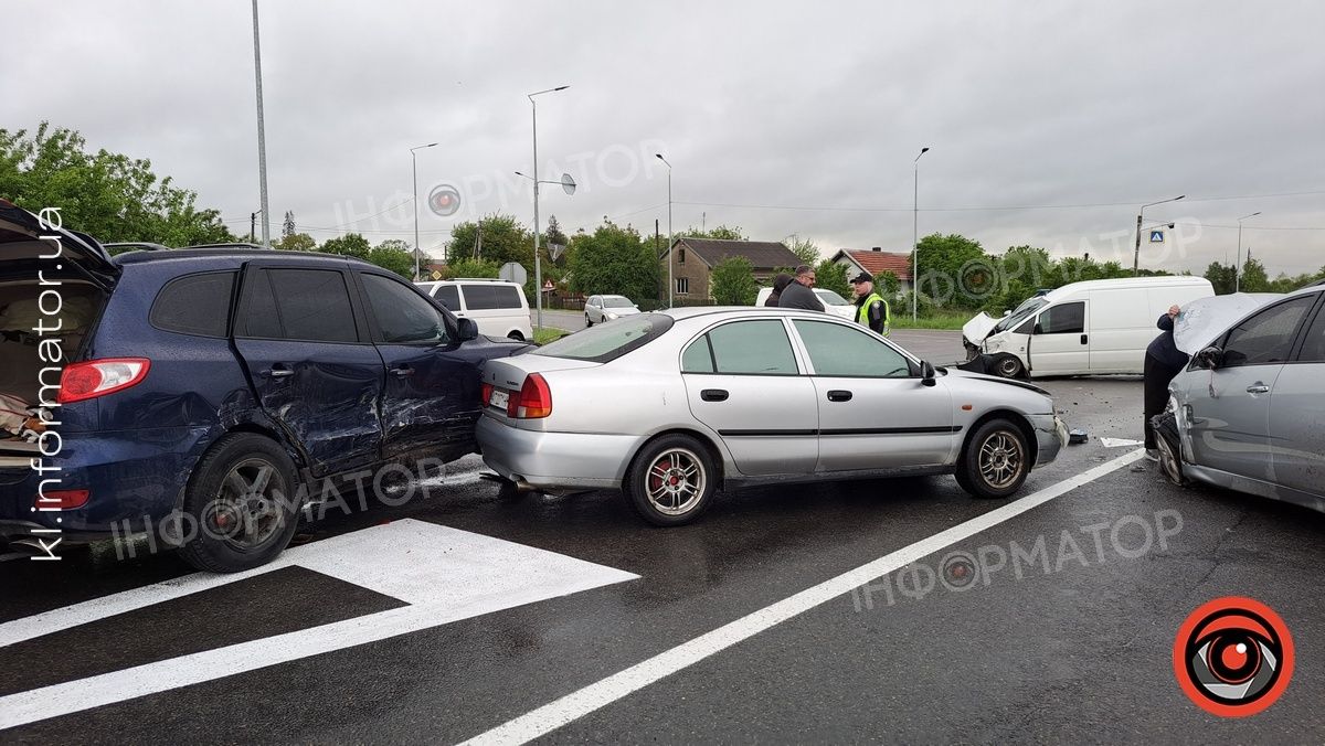 Під Коломиєю у автотрощі пошкоджено одразу 4 авто 1