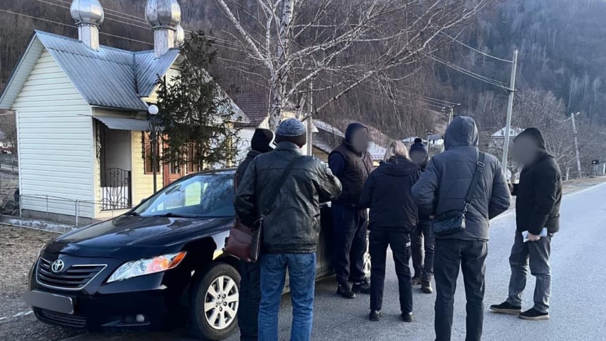 Двоє мешканців Коломийщини організували схему незаконного переправлення чоловіків за кордон