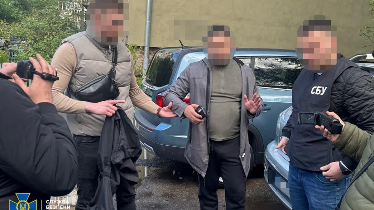На Прикарпатті викрили прикордонника, який "зливав" інформацію з баз даних Держприкордонслужби