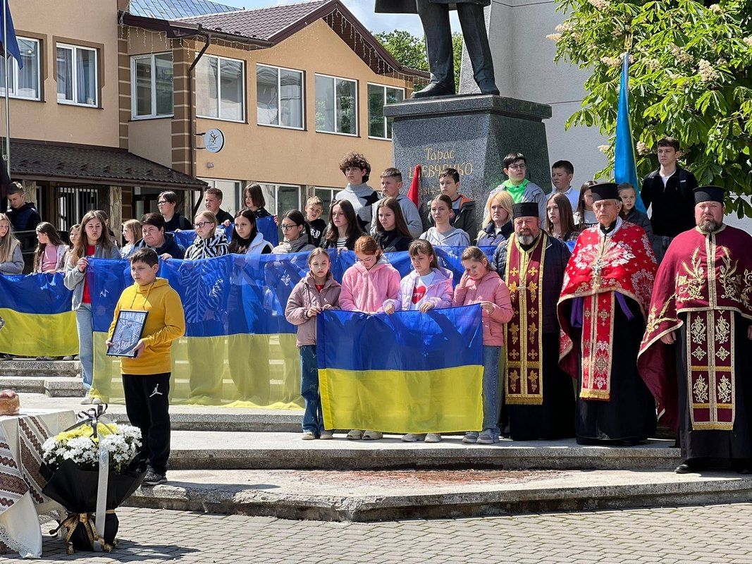 В Отинії віддали данину шани загиблому Герою Василю Дзьобі 3