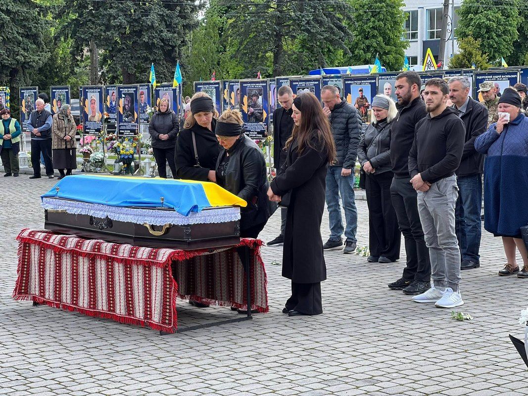 В Отинії віддали данину шани загиблому Герою Василю Дзьобі 4