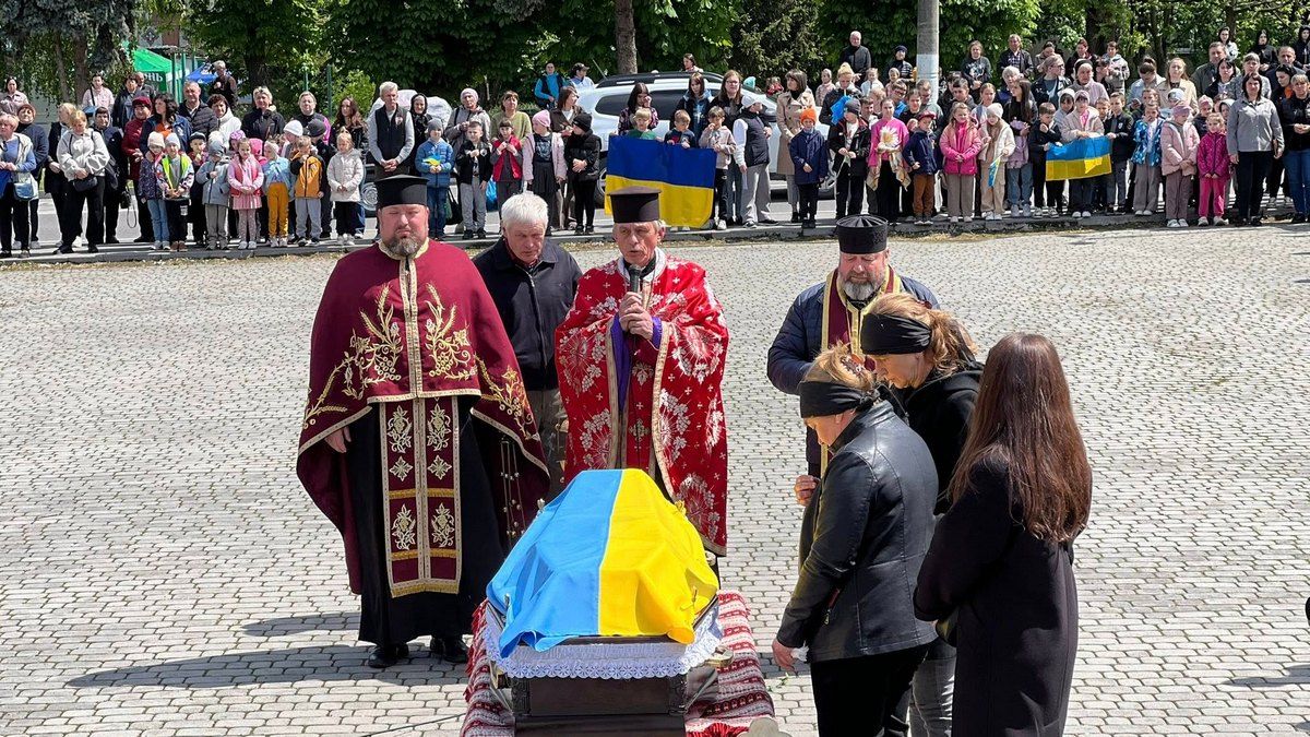 В Отинії віддали данину шани загиблому Герою Василю Дзьобі 2