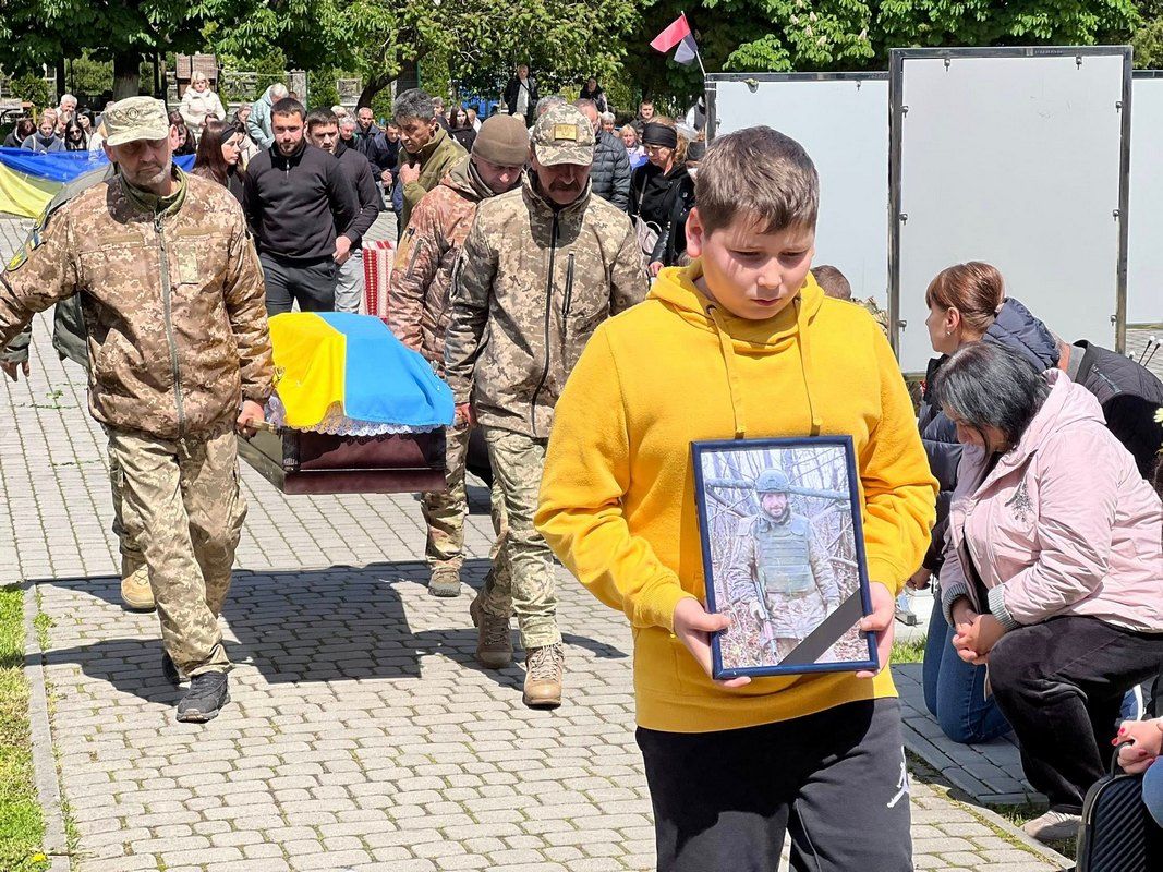 В Отинії віддали данину шани загиблому Герою Василю Дзьобі 1