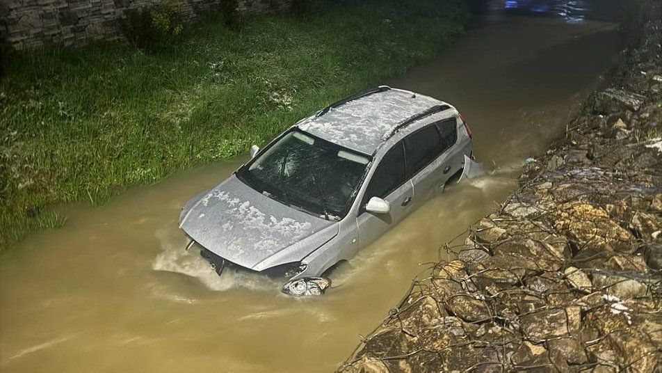 Авто злетіло в річку в Буковелі через нетверезого водія 1