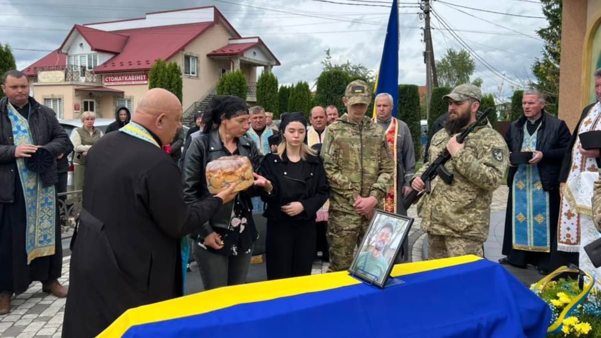У Городенківській громаді провели в останню дорогу померлого воїна Віктора Соколова