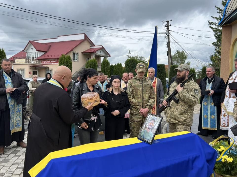 У Городенківській громаді провели в останню дорогу померлого воїна Віктора Соколова 10