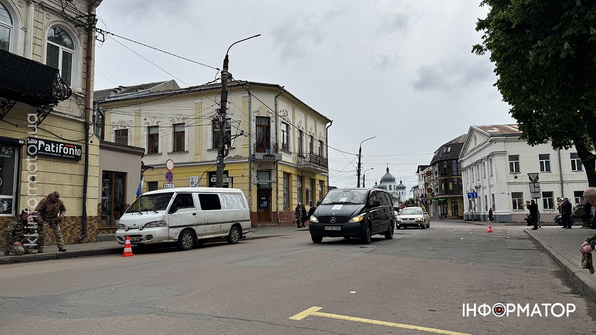 У Коломиї скорбоною ходою в останню дорогу провели воїна Михайла Карпенюка 14