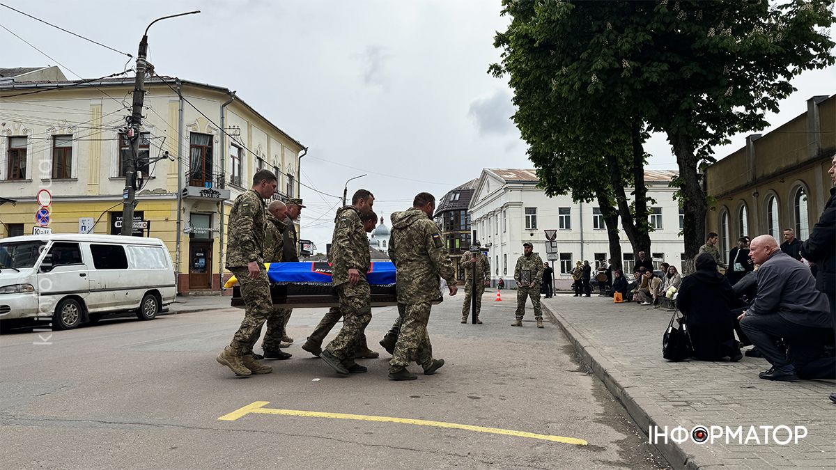 У Коломиї скорбоною ходою в останню дорогу провели воїна Михайла Карпенюка 15