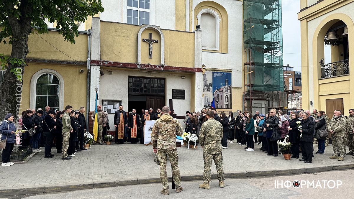 У Коломиї скорбоною ходою в останню дорогу провели воїна Михайла Карпенюка 17