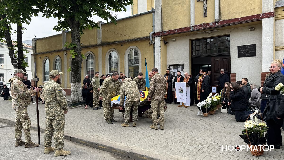 У Коломиї скорбоною ходою в останню дорогу провели воїна Михайла Карпенюка 18