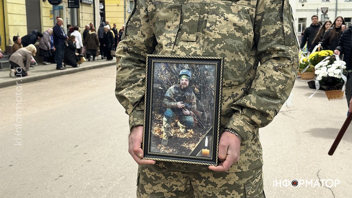У Коломиї скорботною ходою в останню дорогу провели воїна Михайла Карпенюка