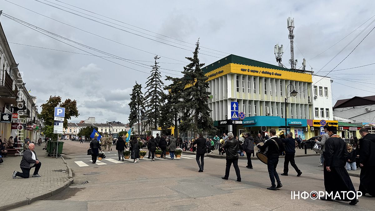 У Коломиї скорбоною ходою в останню дорогу провели воїна Михайла Карпенюка 19