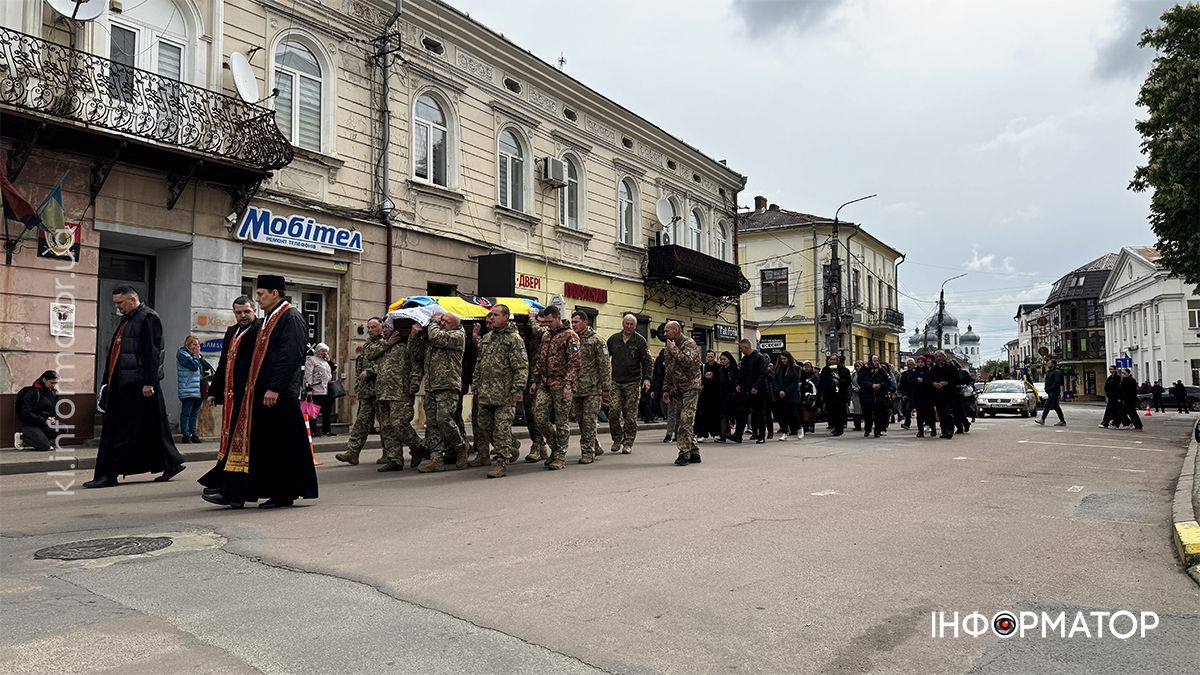 У Коломиї скорбоною ходою в останню дорогу провели воїна Михайла Карпенюка 20