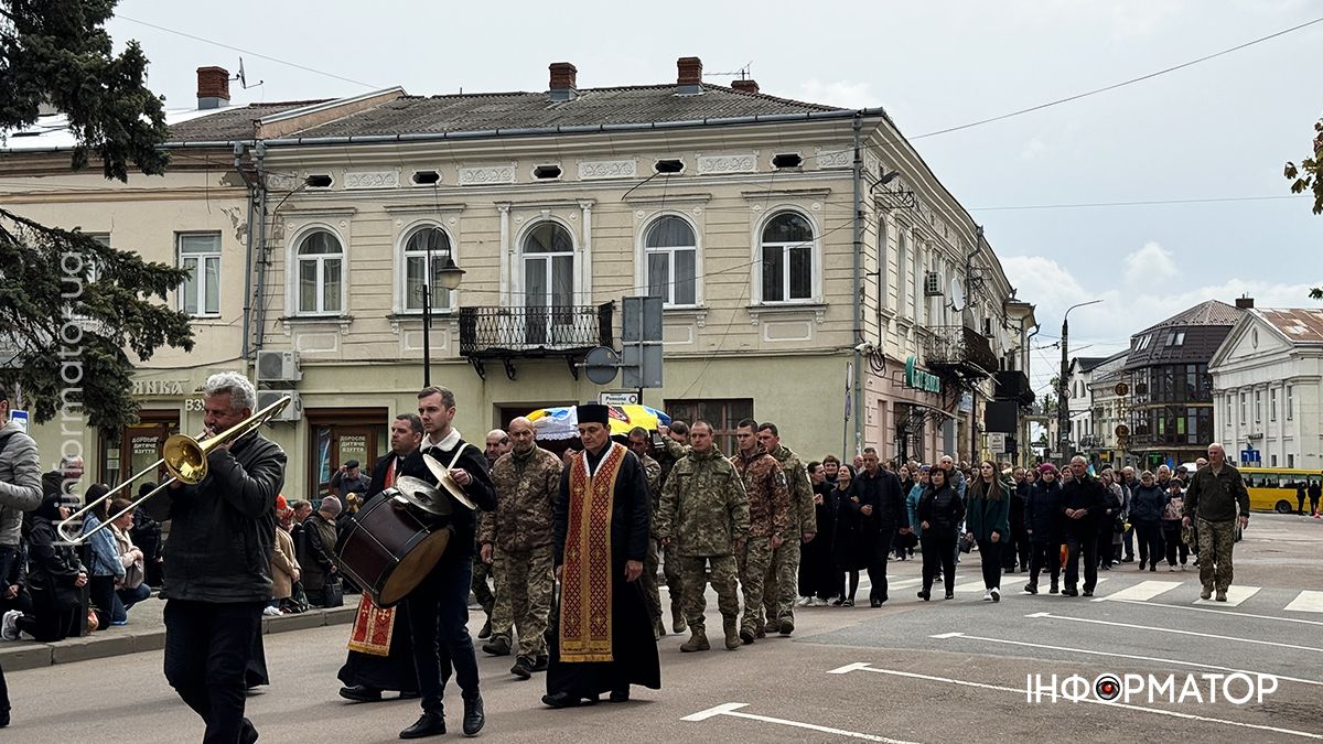 У Коломиї скорбоною ходою в останню дорогу провели воїна Михайла Карпенюка 21