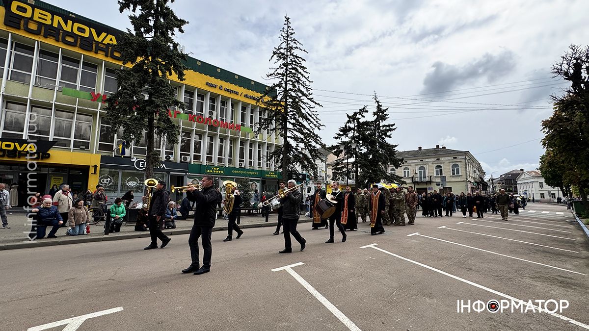 У Коломиї скорбоною ходою в останню дорогу провели воїна Михайла Карпенюка 1