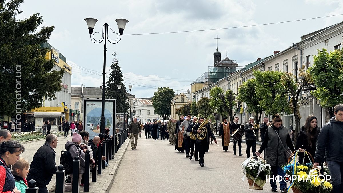 У Коломиї скорбоною ходою в останню дорогу провели воїна Михайла Карпенюка 2