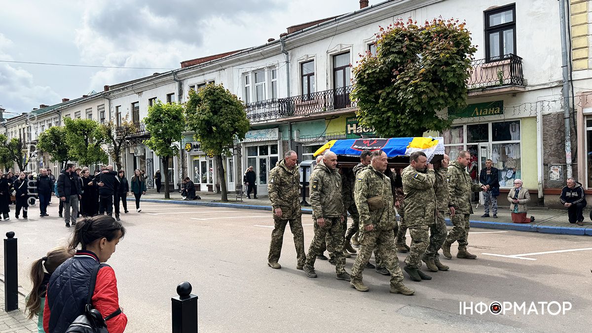 У Коломиї скорбоною ходою в останню дорогу провели воїна Михайла Карпенюка 3