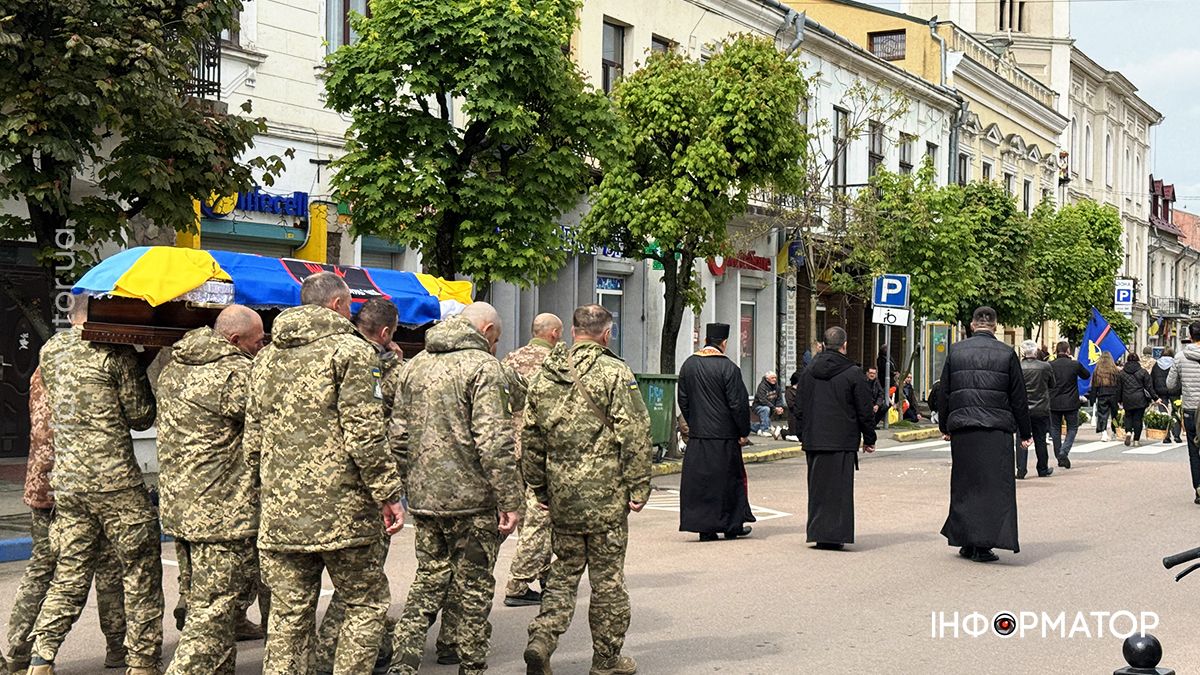 У Коломиї скорбоною ходою в останню дорогу провели воїна Михайла Карпенюка 4